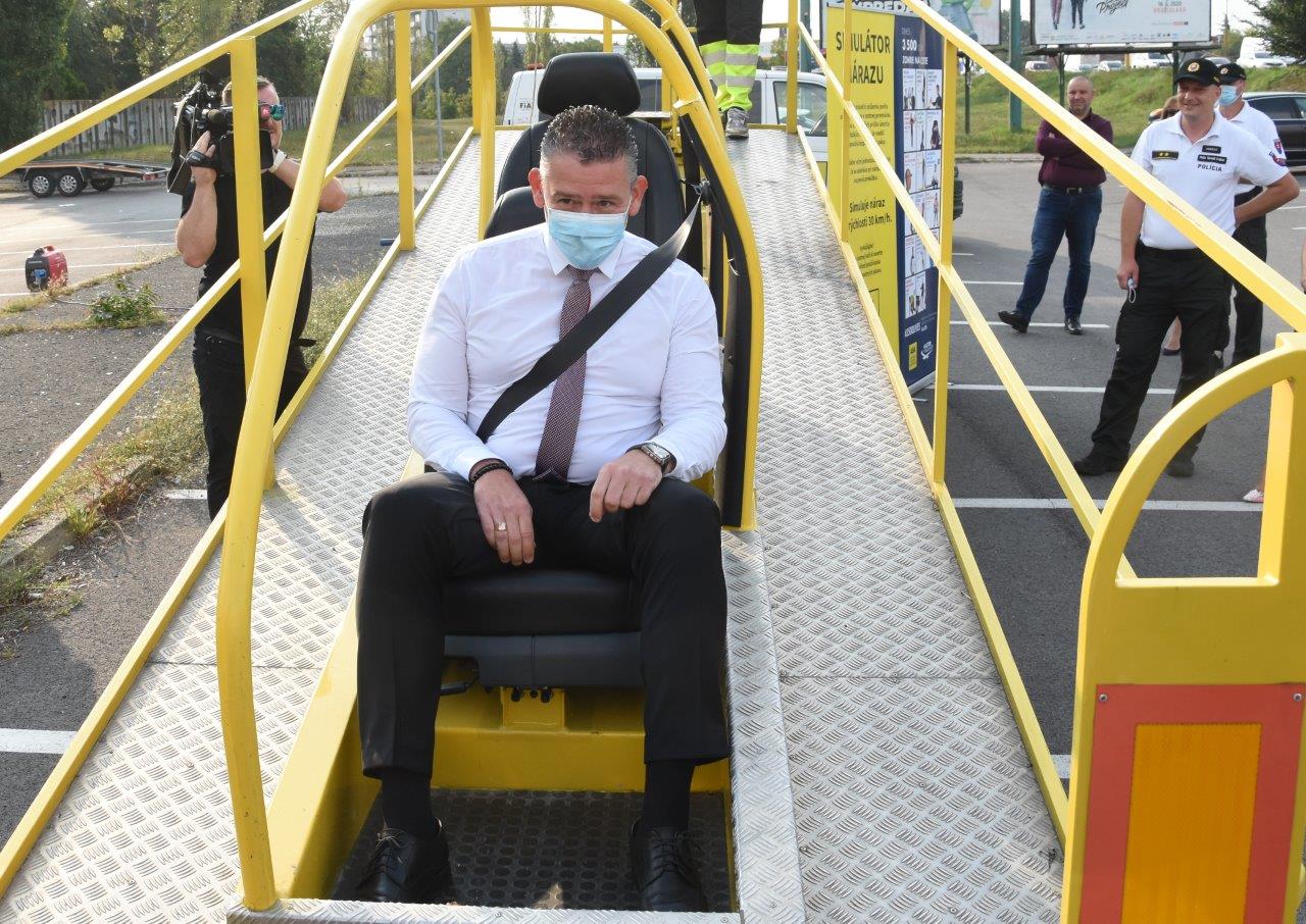 Minister vnútra SR Roman Mikulec si vyskúšal trenažér na vlastnej koži.